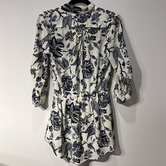 Navy & cream floral blouse - Women’s Medium - EUC - Picture 8 of 12